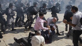 حمله وحشیانه نظامیان اسرائیلی به نمازگزاران فلسطینی در مسجدالاقصی
