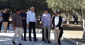 تعرض وزیر تندرو اسرائیلی همراه با ده‌ها شهرک‌نشین به مسجد الاقصی