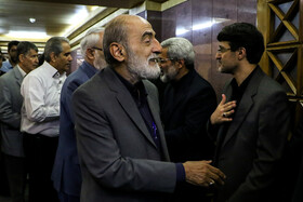 حسین شریعتمداری، مدیرمسئول روزنامه کیهان در مراسم ختم دختر عباس سلیمی نمین