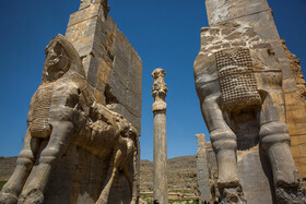 امروز فقط بقایای اندکی از «دورازه ملل»، «دروازه بزرگ»یا «دروازه خشایارشا» باقی مانده، طرح مردان بالدار و دو گاو سنگی با سر انسانی حجاری شده، تنها چیزهایی است که از این بخش از دروازه باقی ماندهاند و دروازهای که در هر بار حضور گردشگران بخشهایی از سنگهای باستانی آن از پیکرهها حذف شدهاند.