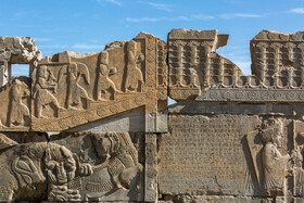 دیوارهای از کاخ H با کتیبه اردشیر یکم، در جنوبغربی تختگاه و در غرب کاخ هدیش، پلکان منقوشی داشته که حالا نیمه ویران است. تیلیا مرمتگر تختجمشید و همسرش چند عدد از این کنگرهها را در پایین تختگاه از زیر خاک درآورده و سر جای خود نصب کرده بودند، شاید به همین دلیل در نخستین نگاه بی نظمی در قراردادن این کنگرهها روی هم، منظرهی زشتی را به وجود آورده.