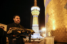 تعویض پرچم گنبد حرم رضوی در آغاز ماه محرم