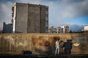 دیوار نگاری یا همان گرافیتی دربردارنده پیامهای سیاسی و اجتماعی و حتی فرهنگی و ژانری کامل از بیان هنری مبتنی بر سبک نقاشی روی دیوار با رنگ پاش است.