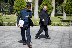 محمد شریعتمداری و محمدجواد آذری‌ جهرمی در حاشیه جلسه هیأت دولت