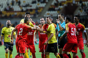 دیدار تیمهای فوتبال فولاد خوزستان و سپاهان اصفهان