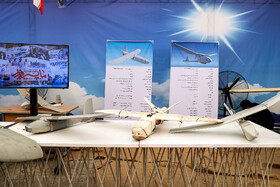 (از راست) پهباد RQ-11 Raven و Desert Hawk در نمایشگاه «شکار کرکسها»