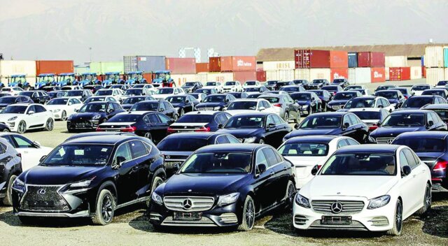 معمای خودروهای مدل‌بالا در خیابان تخت طاوس