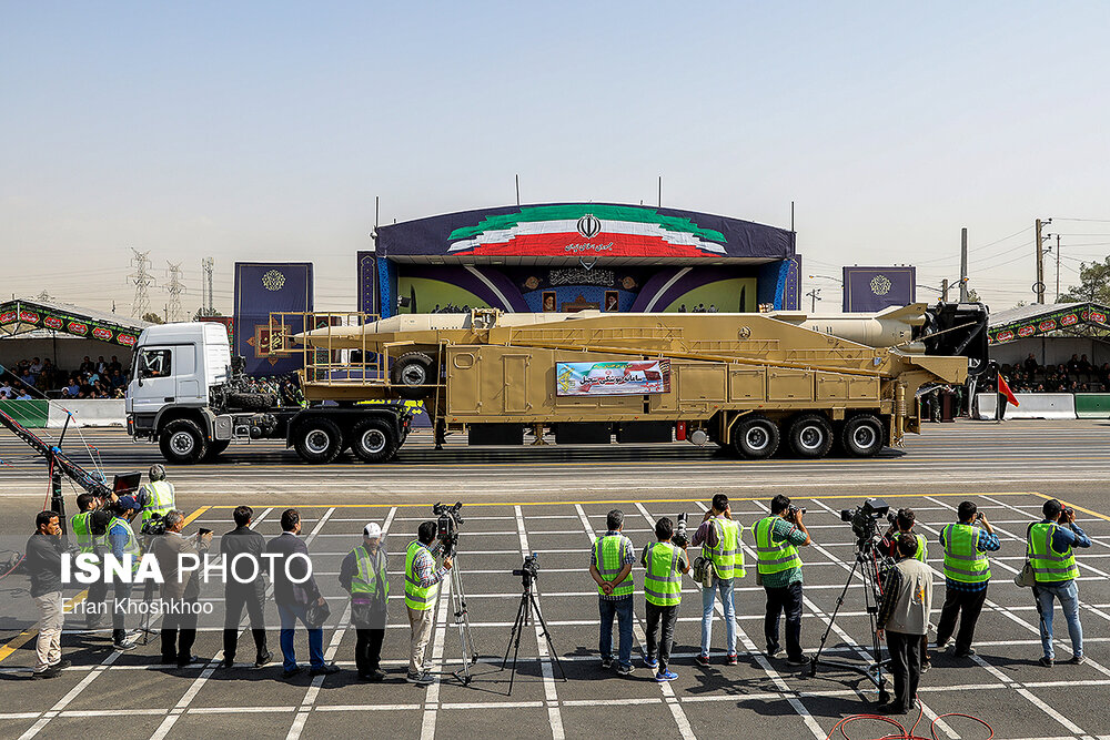 ISNA - Iran marks Sacred Defense Week with parade ceremony