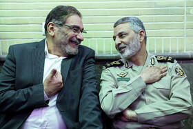 دریابان علی شمخانی دبیر شورای عالی امنیت ملی و سرلشکر موسوی فرمانده کل ارتش در مراسم سی‌و دومین محفل انس پیشکسوتان جهاد و شهادت