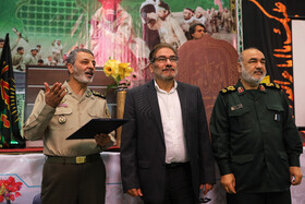 سرلشکر حسین سلامی فرمانده کل سپاه پاسداران، دریابان علی شمخانی دبیر شورای عالی امنیت ملی و سرلشکر موسوی فرمانده کل ارتش در مراسم سی‌و دومین محفل انس پیشکسوتان جهاد و شهادت