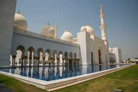 مسجد شیخ زاید یکی از آثار معماری بی نظیر است که از 80 گنبد و 1000 ستون ساخته شده است و قابلیت پذیرش 4 هزار نمازگزار را دارد . رنگ آمیزی این مسجد به گونه ای است که رنگ های ساختمان به واسطه تابش خورشید یا نور ماه تغییر می کنند. 