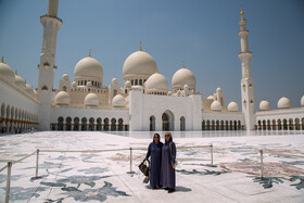 مسجد شیخ زاید در شهر ابوظبی +تصاویر 7 توریستها برای ورود به این مسجد باید برای پوشش حجاب اسلامی را رعایت کنند. در ورودی به خانم ها لباسی روپوش مانند و شال داده میشود تا درصورت لزوم از آن استفاده شود وهمچنین برای اقایانی که شلوار کوتاه دارند پوشش مناسب داده می شود.