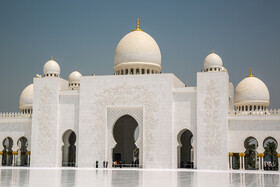 مسجد شیخ زاید در شهر ابوظبی، پایتخت کشور امارات متحده عربی قرار دارد و بزرگترین مسجد این شهر کویری است. مسجد شیخ زاید می تواند به راحتی بیش از 41 هزار نمازگزار را در خودش جای دهد و از این رو یک مکان مرکزی برای گردهمایی مسلمانان به هنگام برگزاری نمازهای جمعه و اعیاد مختلف، محسوب می‌شود. 