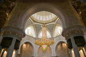مسجد شیخ زاید ۷ لوستر کریستال دارد؛ اما بزرگ‌ترین آن‌ها در سالن نمازخانه اصلی قرار دارد و وزن آن حدود ۱۲ تن است. لوسترهای کوچک‌تر این سالن، هر کدام ۸ تن وزن دارد. این لوسترها با جزئیات تحسین برانگیز ساخته شده‌اند و حتی از کریستال سواروسکی در تزئین آن‌ها استفاده شده است.  