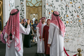 مسجد شیخ زاید در شهر ابوظبی +تصاویر 19 روزانه صدها زن و مرد غربی از مسجد شیخ زاید آل نهیان ابوظبی به عنوان سومین مسجد بزرگ پس از حرمین شریفین که شهرت جهانی دارد بازدید میکنند. این امکان خاص را به گردشگران تورهای امارات داده است که آنها به احترام این مکان معنوی با پوششها و آداب اسلامی یعنی یک عبای بلند سفید و پوشش سر برای بازدید وارد این مسجد شوند.