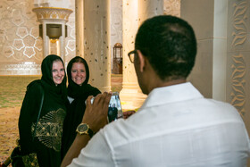پوشش اسلامی، خود به نوبه ای جذابیت خاصی برای توریست‌های اروپایی ایجاد کرده که برای صفحات مجازی اقدام به گرفتن عکس‌های مختلف دراین مسجد می‌نمایند. 