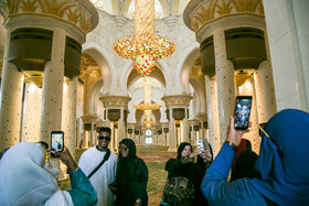 مسجد شیخ زاید در شهر ابوظبی +تصاویر 22 طبق قوانین مسجد عکس گرفتن مرد و زن با هم حتی اگرمحرم هم باشند ممنوع است اما بسیاری از توریست ها به صورت پنهانی سعی درگرفتن عکس و ایجاد جنجال درصفحات مجازی خود دارند.در سال 2013 حضور ریحانا خواننده مشهور در این مسجد برای او دردسر ساز شد. او به دلیل ژستهایش برای عکس گرفتن مورد انتقاد و از او خواسته شد تا مسجد را ترک کند.