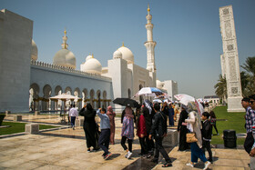 این مسجد در منطقه‌ای بزرگ میان دو پل «مصفح» و «مقطع» در مدخل جزیرهٔ أبوظبی قرار دارد. اگرچه ورود به مسجد برای نامسلمانان در امارات ممنوع است ولی این مسجد برای امکان بازدید گردشگران یک استثنا است .