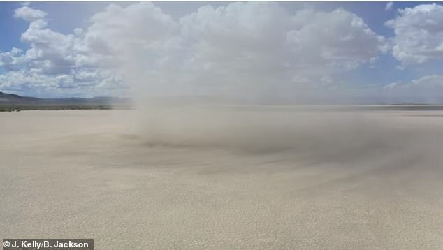 پرواز پهپادی در گردباد “دیو گرد و خاک” برای شناخت طوفان‌های مریخی