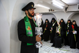 غبارروبی و عطر افشانی گلزار شهدا در حرم امام رضا (ع)