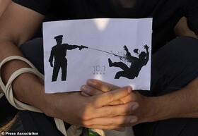 تجمع دانشجویان هنگ‌کنگی در اعتراض به شلیک پلیس به سینه یک معترض