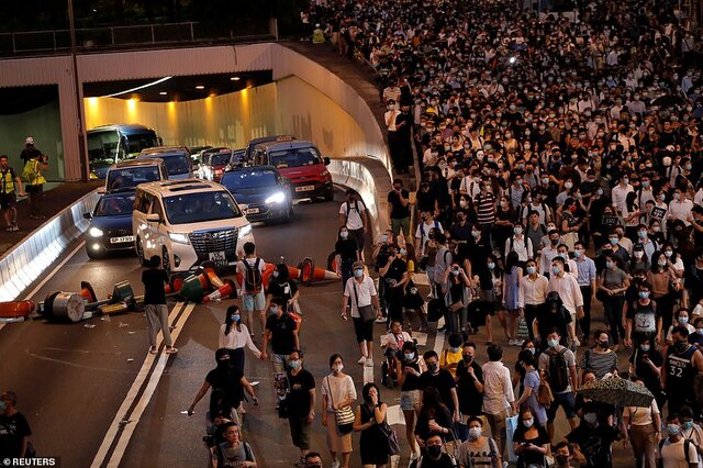 شب پرخشونت هنگ کنگ/ بسته شدن خطوط ریلی/ دفاع کری لام از اقدامات پلیس+ تصاویر