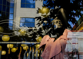 نمایی از ویترین فروشگاهی در خیابان راهنمایی مشهد.