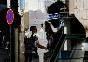 ایستگاه مترو، رهگذران در حال عبور از خیابان بسیج مشهد هستند.