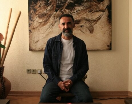 عکس تزئینی است خود میرزا غلامرضا هم بود شبیه ۱۵۰ سال پیشش نمینوشت!