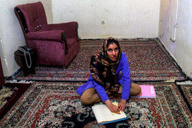 راضیه فرزند نصرت چمک است که مادر و برادرش هم نابینا هستند. او کلاس دهم است و در مدرسه عادی در کنار دیگر بچهها درس میخواند. او روزانه با سرویس به مدرسه میرود و میگوید: بودن در مدرسه عادی او را اجتماعیتر میکند.