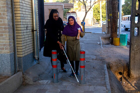 "نصرت چمک" در خانوادهای به دنیا آمده که از شش فرزند سه خواهر و برادرش هم نابینا بودند او میگوید: معابر کرمان برای نابینایان مناسب سازی نشده است و هنوز فرهنگ عصای سفید جا نیفتاده و وقتی به شهر میروی همه تو را دست میاندازند.