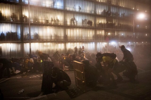 زد و خورد پلیس و معترضان در بارسلون؛ ۵۳ زخمی و لغو ۱۰۸ پرواز