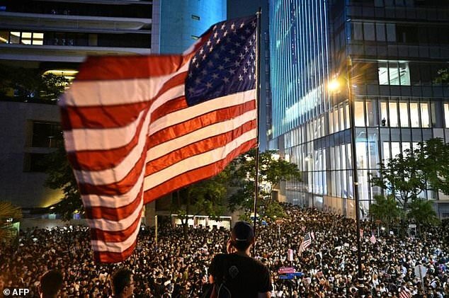 حکومت نظامی دوفاکتو در هنگ‌کنگ؛ انتقاد کری لام از مداخلات خارجی