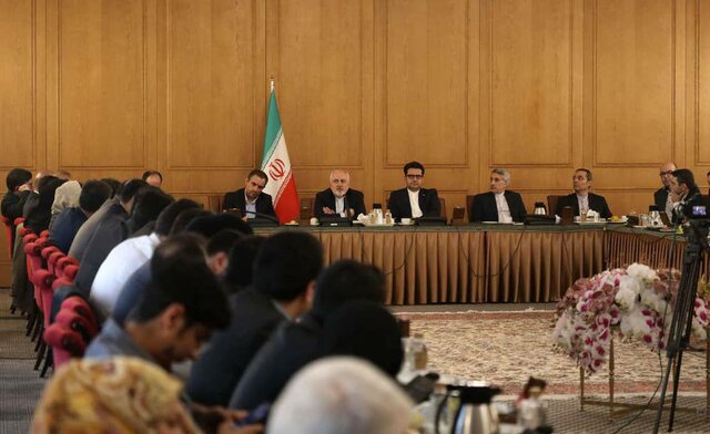 نشست فعالان فضای مجازی با ظریف ظریف