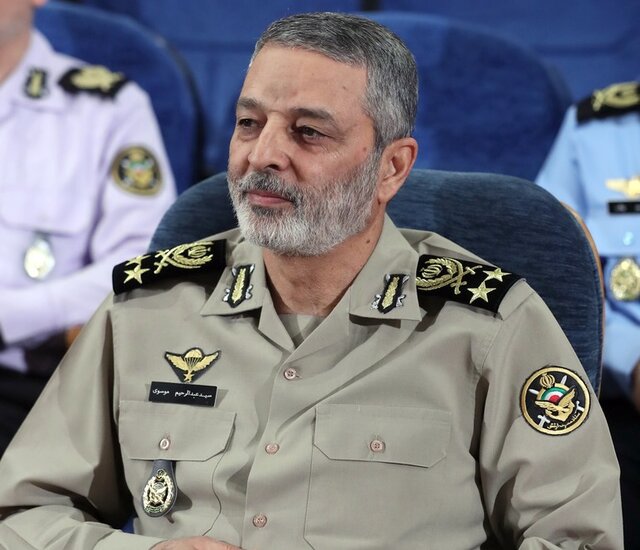 قدیر فرمانده کل ارتش از وزیر دفاع و سازندگان جت ایرانی «یاسین»