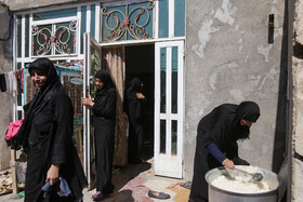 زنان عراقی برای پذیرایی از زائرین حسینی اهمیت زیادی قایل هستند و بیشتر وقت خود را صرف آمادهسازی غذا و استراحت زائرین میکنند.