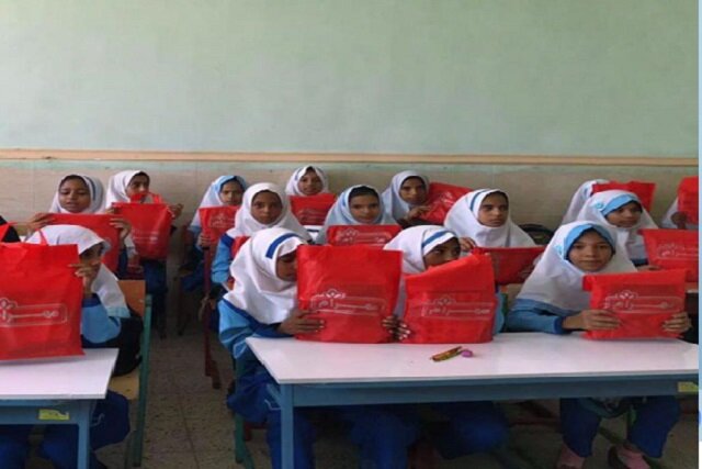 اهدای هدایایی به رسم دوستی به دانش‌آموزان روستای دلگان