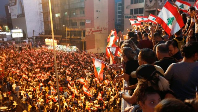 معترضان لبنانی مقابل منازل سیاسیون آشغال ریختند