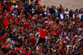 رد خون پرسپولیس روی دست هوادار
