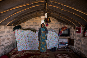 ورود ابزارآلات زندگی شهری، زیست عشایر را با مشکل روبهرو کرده است. «روجا» نیز درگیر این تقابل نوع زندگی شده است و این تقابل میان زندگی گذشته و زندگی اکنون او را از لحاظ فرهنگی با بحران روبهرو کرده است. بحرانی که ناشی از هویت اصیل از دست رفته و به دست آوردن شناسنامهای مبدل و کمسابقه میشود.