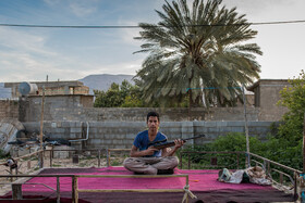 علی ۱۷ ساله است و در شهرک سه چاه بغل سیاه جهرم به همراه ۱۲ غصو خانوادهاش زندگی میکند. او از نسلی است که زندگی عشایری را به خاطر ندارند و از اینکه آن نوع زندگی را تجربه نکرده ناراحت است. او میگوید: در عشایر رسم است که مردان همه اسلحه داشته باشند و این به معنی هویت آنهاست ولی حالا داشتن اسلحه برای ما آرزو شده و به نوعی هویت خود را از دست دادهایم. علی ادامه میدهد: اکنون حتی دیدن سیاه چادر هم برای من آرزو شده.