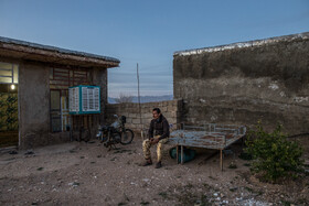 با طرح اسکان فقر شدید بین خانوارها رواج یافته است. یکی از دلایل این فقر نبود جایگزین مناسب حرفه دامپروی که شغل اصلی جامعه عشایری در ایران است میباشد.