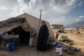 ثریا شیروانی ۵۰ ساله است. او در نزدیکی دو راهی سیمکان زندگی میکند. سریا میگوید در گذشته نزدیک به ۵۰۰ عدد گوسفند داشتیم ولی به خاطر نبود زمین چرا و آب، دامهایمان تلف شدند. به او تسهیلات طرح اسکان داده شده ولی دیگر توان ساخت خانه را به خاطر فقر ندارد. به گفته سریا عشایر نفسهای آخر را میکشند و دیگر نشانی از آن زندگی گذشته در شهرکها وجود ندارد و فقط زندگی آنها پر از مشکلات شده است.