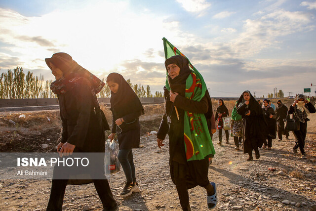 عکس آرشیوی است مگر میشود میان بیابان به زائران امام رضا(ع) خدمات نداد؟