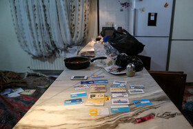 سیم کارت های کشف شده در عملیات دستگیری فروشنده مواد مخدر