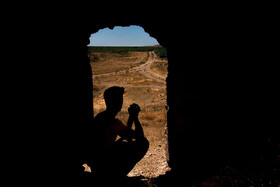 رسول ۲۱ ساله مهندس نرم افزار است و همراه خانواده خود  تنها ساکنان روستای یقین لو استان زنجان هستند او  مشکلاتی که باعث مهاجرت اهالی روستا شده است را عدم وجود امکاناتی همچون راه ، گاز  و دیگر امکانات اولیه می داند و می گوید با اولین روستای بیجار استان کردستان حدودا 5 کیلومتر فاصله داریم آنها  ۱۵ سال است گاز لوله کشی ،آب و برق دارند اما ما در آرزوی این امکانات مانده‌ایم.