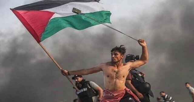 گاردین عکس تظاهرکننده فلسطینی را به عنوان عکس برتر ۲۰۱۹ انتخاب کرد