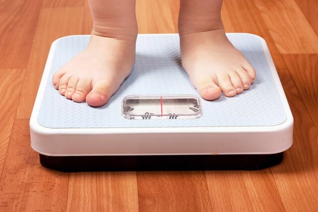 چه چیزی باعث چاقی در کودکان می‌شود؟