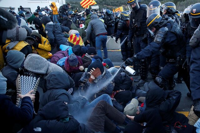پلیس فرانسه معترضان جدایی‌طلب کاتالونیایی را متفرق کرد