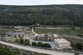 مدرسه و مسجد تاریخی «کریم ایشان» و نیزعیدگاه اهل سنت که به تازگی برای انجام فرایض نماز عید فطر، عید قربان و نماز جمعه ساخته شده است ودر کنار بافت تاریخی قرار دارد.